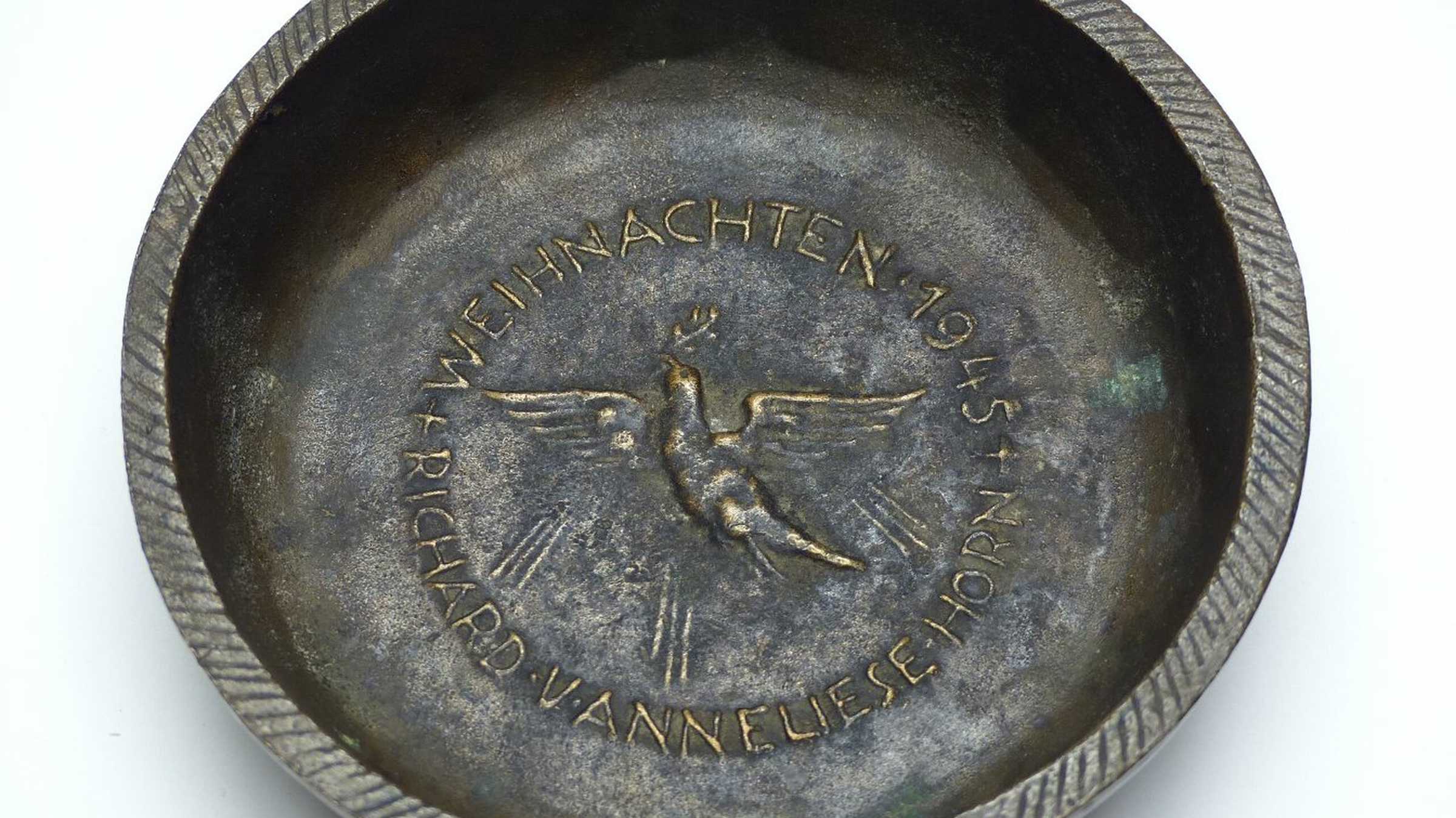 Metall Schüssel runde Schüssel mit eingeprägter Friedenstaube aus Metall