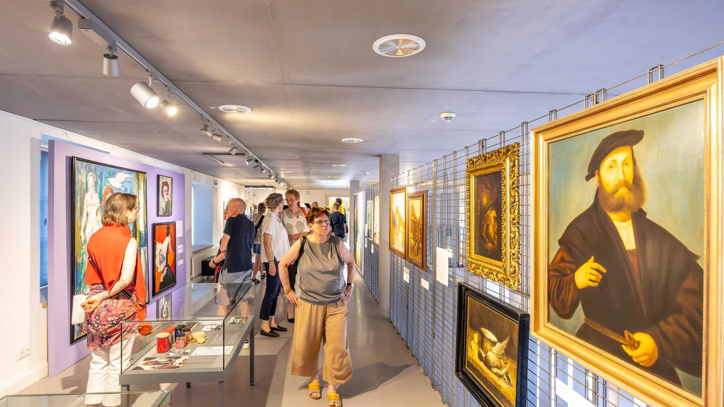 Ausstellung Hans Nowak Blick in den Ausstellungsraum mit Menschen.