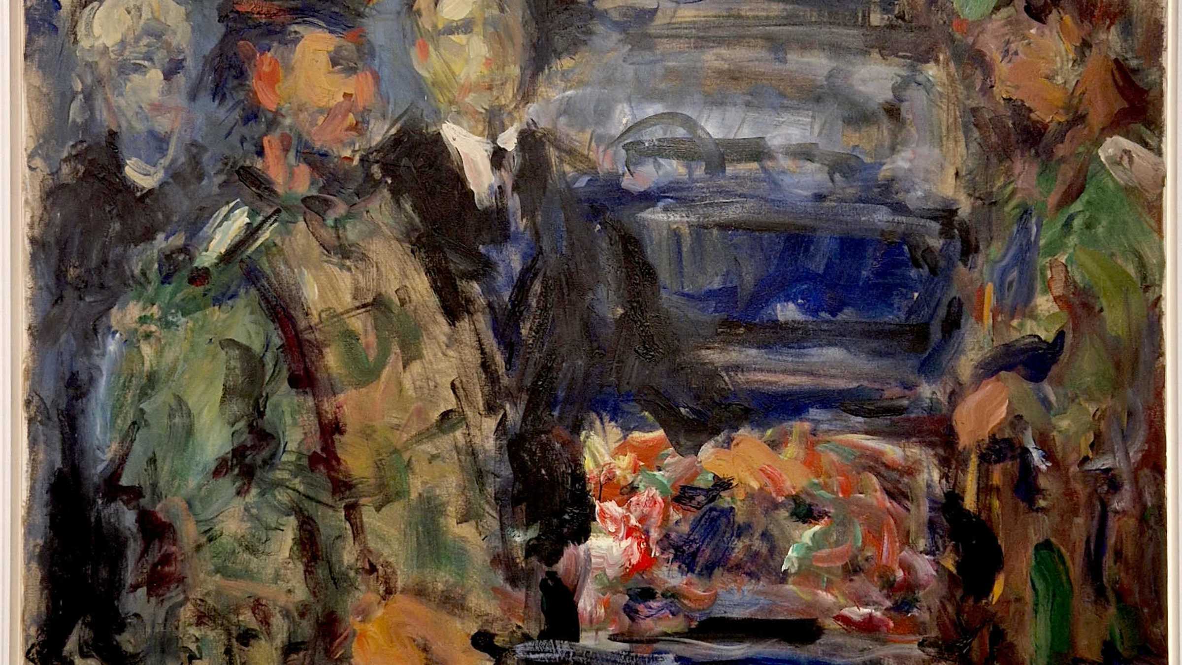 Grenzkontrolle an der GÜST, Ausschnitt (c) Gedenkstätte Deutsche Teilung Marienborn mit lockeren Pinselstrichen gemaltes Bild zeigt Grenzpolizisten und zwei Zivilisten an der geöffneten Kofferraumklappe eines PKWs