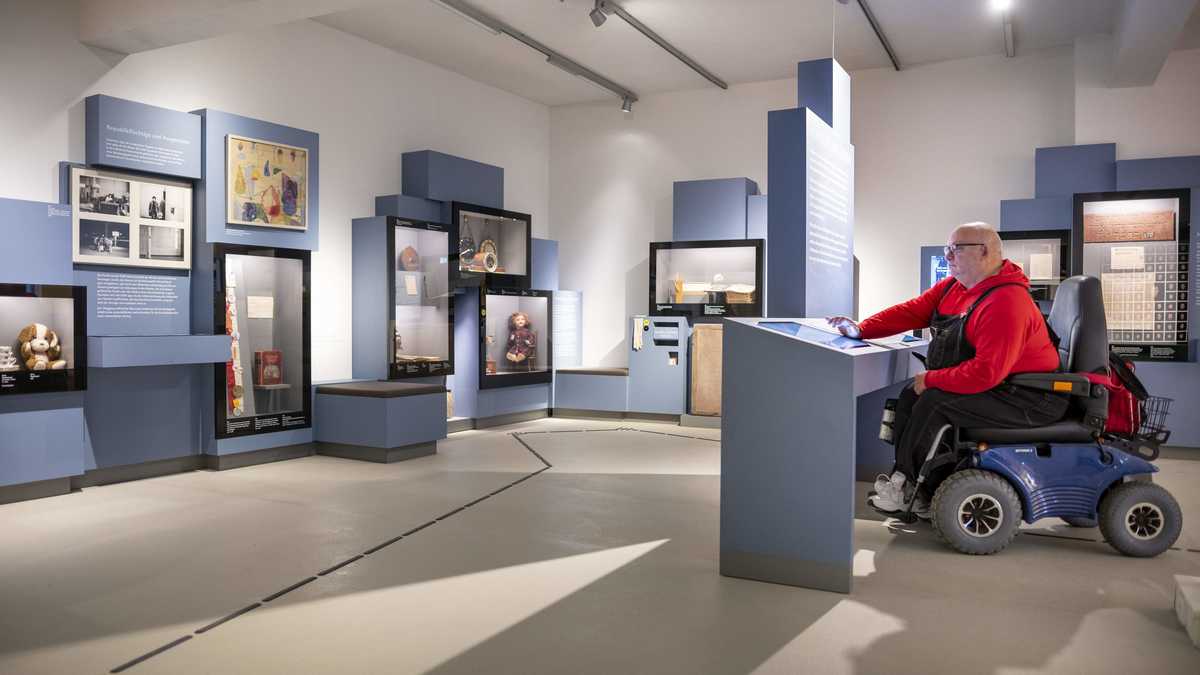 Barrierefreiheit Mann nutzt Barrierefreiheit im Stadtmuseum