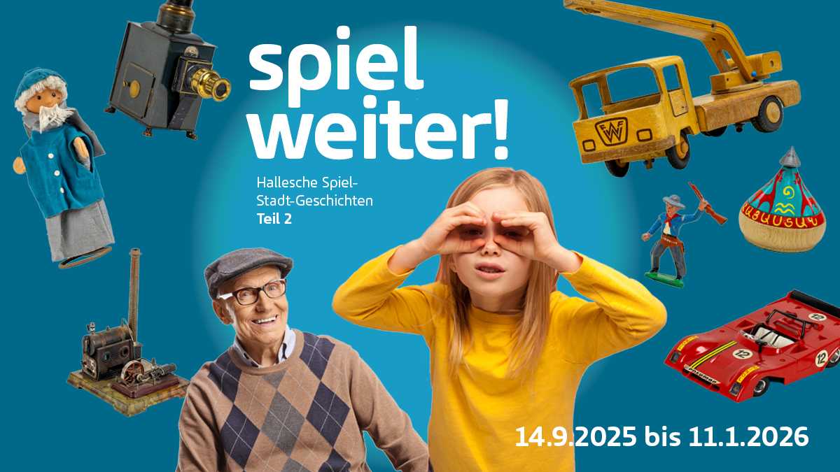 Spiel weiter! Ausstellungsmotiv mit einem Jungen, der die Hände wie ein Fernrohr hält. Im Hintergrund ein alter Mann und überall verteilt fleigen Spielzeuge: ein Holzlaster, ein historischer Projektor, ein ferngesteuertes Rennauto, eine Handpuppe, eine Dampfmaschine.