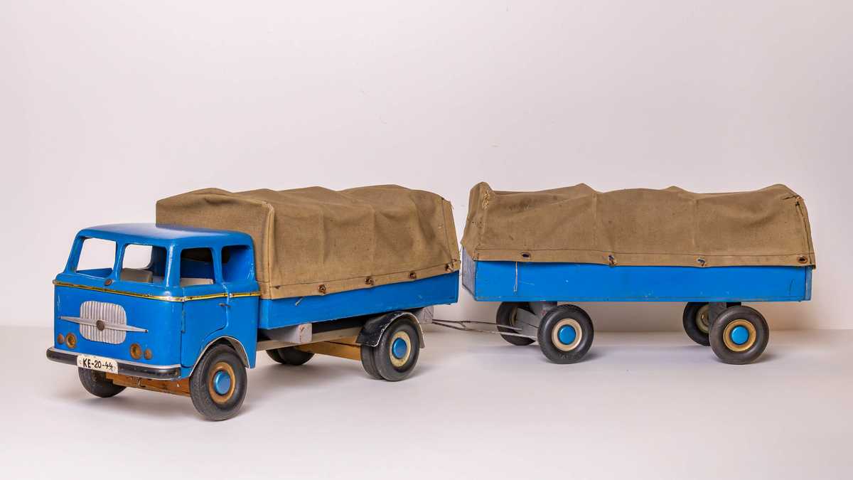 Spielzeug-LKW Marke Eigenbau großer Spielzeug-LKW mit blauer Karosse, Anhänger und Verdeck