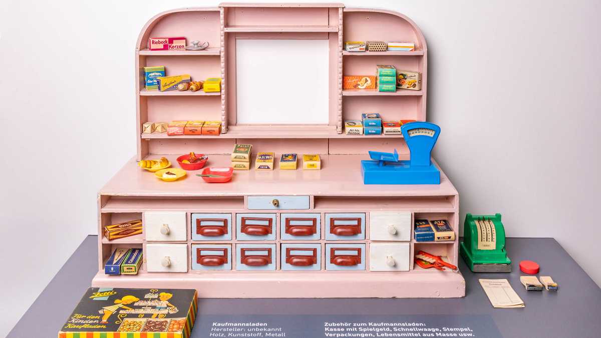 Kaufmannsladen um 1975, Stadtmuseum Halle Spielzeug-Kaufmannsladen aus rosa gestrichenem Holz mit vielen Verkaufsartikeln