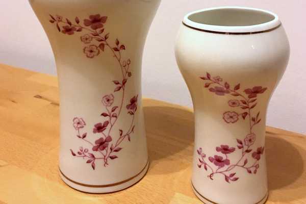 Zwei Vasen mit Blümchenrankendekor und Goldrand