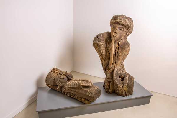 Holzskulpturen Drachenkopf und Flötenspieler, Baschkirischer Spielplatz 1985 aus Baumstämmen geschnitzte Figuren Drachenkopf und Flötenspieler