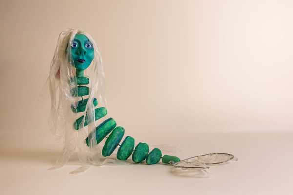 Saalenixe, Julia Raab Figur mit grünem segmentierten Körper, Menschenkopf und Schwanzflosse