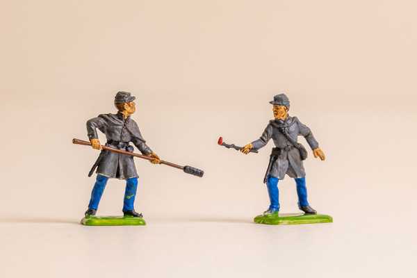 Spielzeugsoldaten aus dem Amerikanischen Bürgerkrieg zwei Soldatenfiguren aus Kunststoff in historischen Uniformen